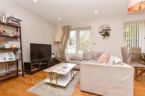 2 bedroom ground floor flat for sale, Woodcote Grove Road, Coulsdon, Surrey