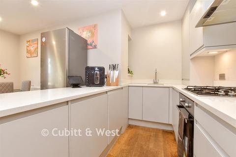 2 bedroom ground floor flat for sale, Abbeyside House, Coulsdon CR5