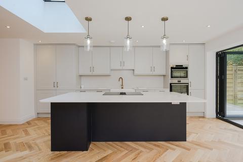 4 bedroom end of terrace house for sale, Cecil Road, London SW19