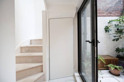 undefined, Fordham Street, Aldgate, London, E1