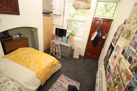 8 bedroom terraced house to rent, Regent Park Terrace, Leeds LS6