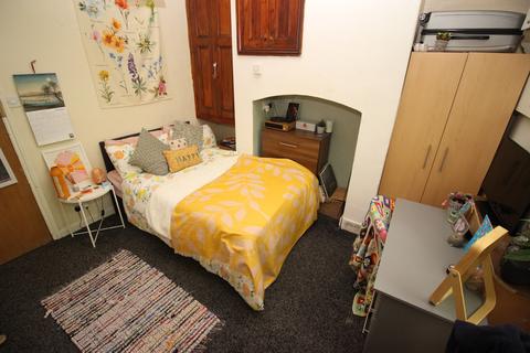 8 bedroom terraced house to rent, Regent Park Terrace, Leeds LS6
