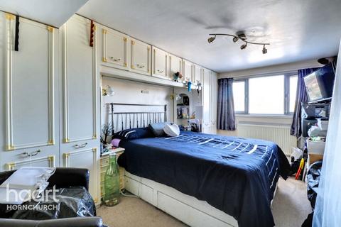31 Strathmore Gardens, Hornchurch, RM12 4BG