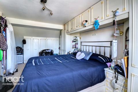 31 Strathmore Gardens, Hornchurch, RM12 4BG