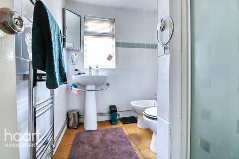 31 Strathmore Gardens, Hornchurch, RM12 4BG