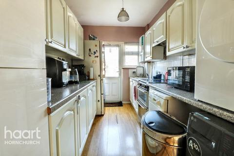4 bedroom end of terrace house for sale, Strathmore Gardens, Hornchurch