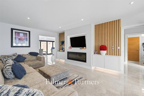 4 bedroom detached house for sale, Finch Way, Colchester, Essex, CO4