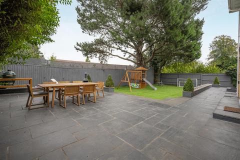 2 Brudenell, Windsor, SL4 4UR