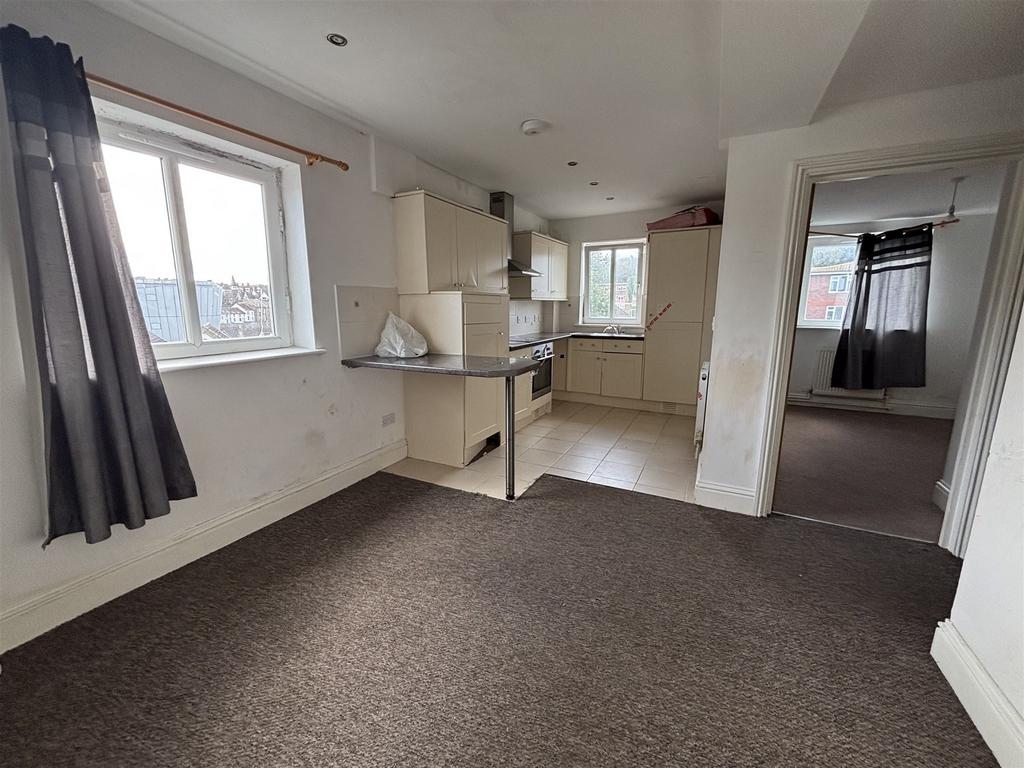 Kitchen / Lounge