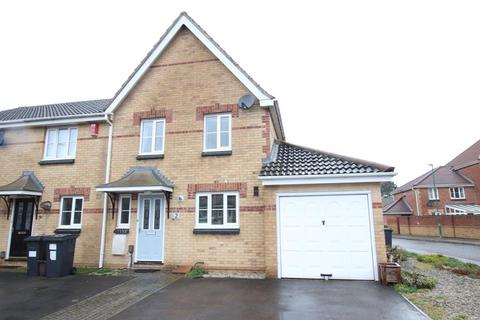 3 bedroom end of terrace house to rent, Saffron Way, Bournemouth