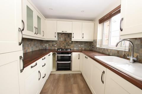 3 bedroom end of terrace house to rent, Saffron Way, Bournemouth