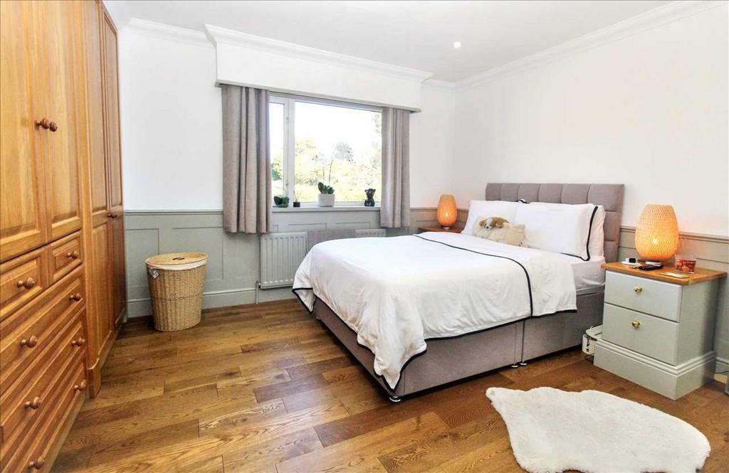Bedroom ( rear )
