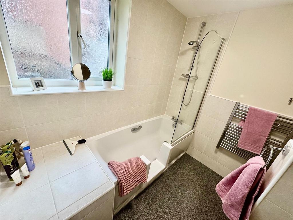 Bathroom 2.jpg