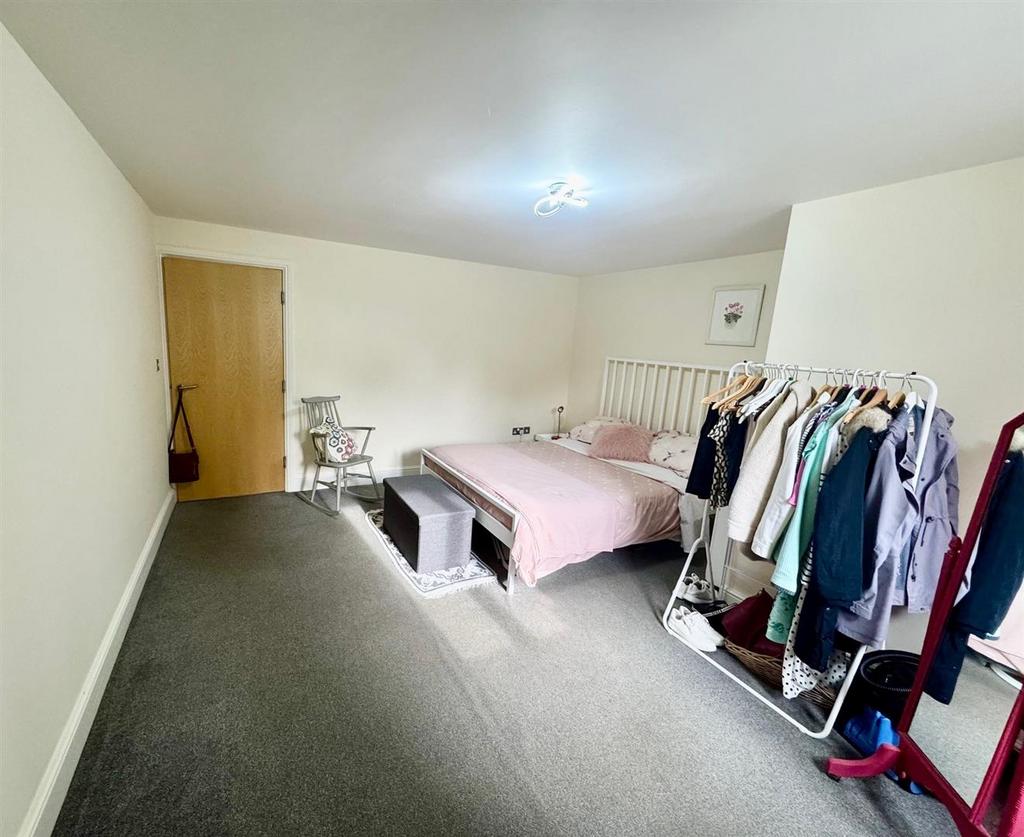 Bedroom 1b.jpg