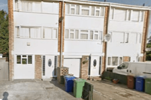 1 bedroom semi-detached house to rent, Tilbury, RM18