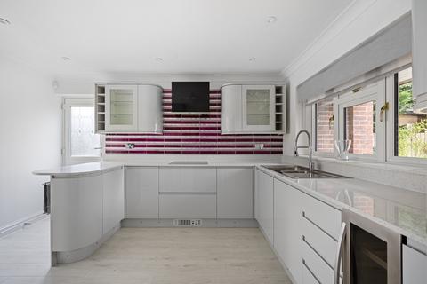 22 Aintree Close, Gravesend, DA12 5AS