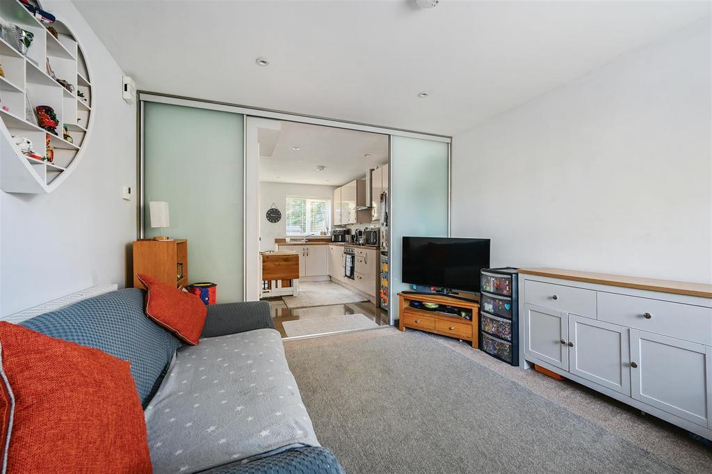 5 CLARENCE GARDENS - TN402 FJ - PHOTOS (14).jpg