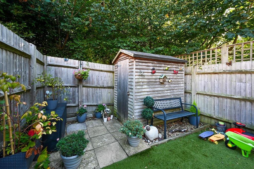 5 CLARENCE GARDENS - TN402 FJ - PHOTOS (2).jpg