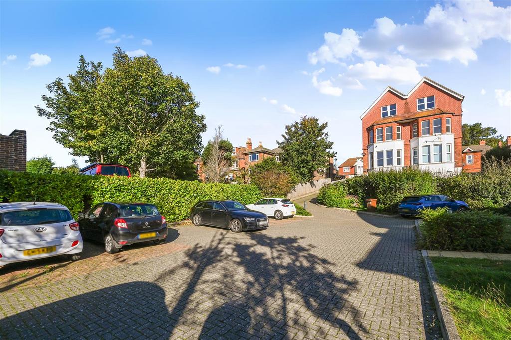 5 CLARENCE GARDENS - TN402 FJ - PHOTOS (8).jpg