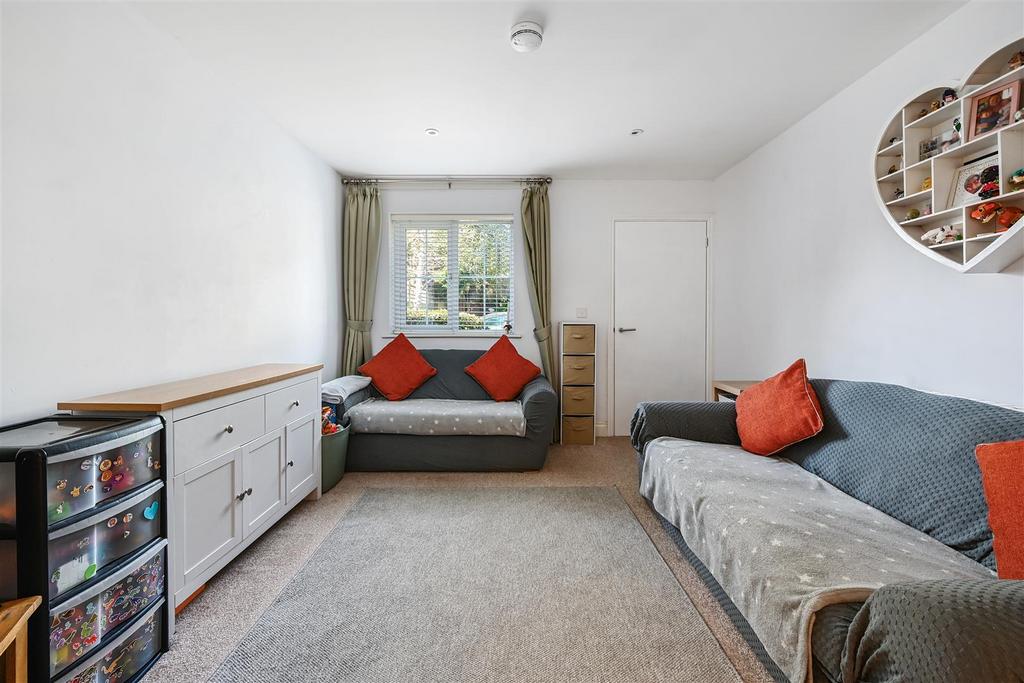 5 CLARENCE GARDENS - TN402 FJ - PHOTOS (13).jpg
