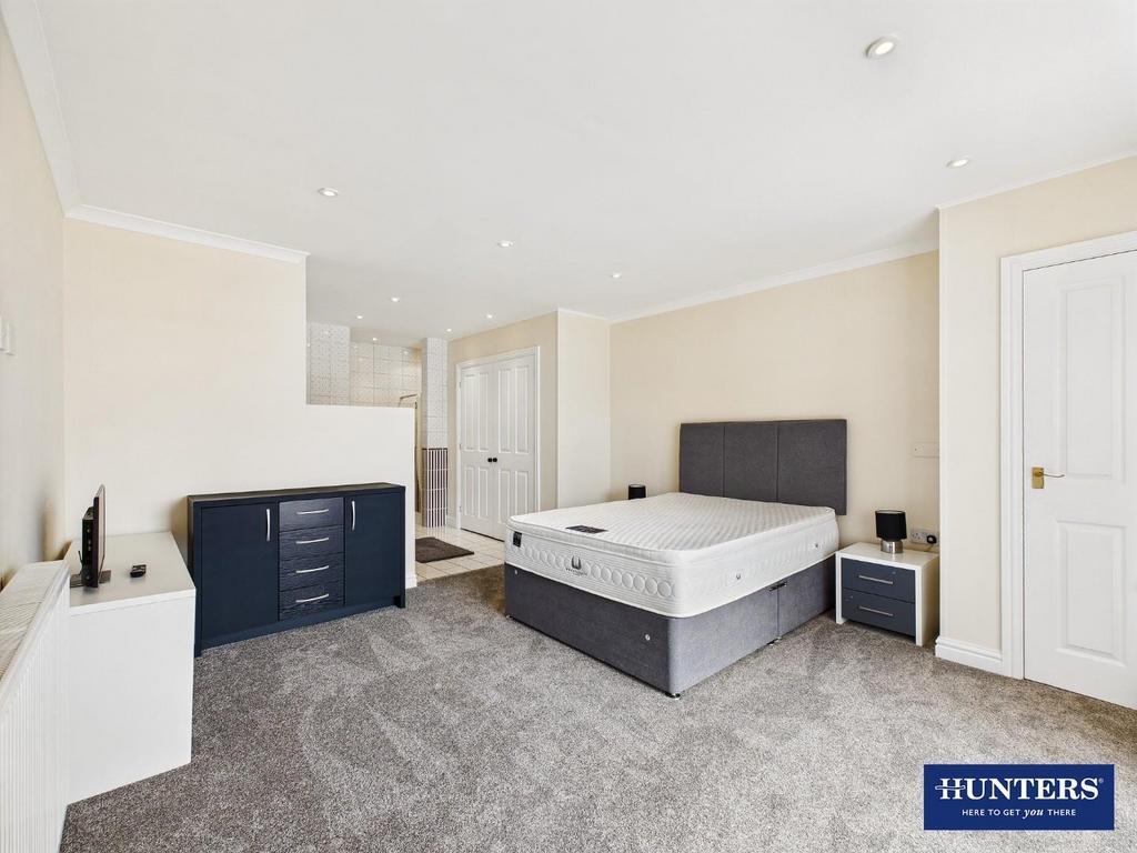 Master Bedroom & Open En-Suite