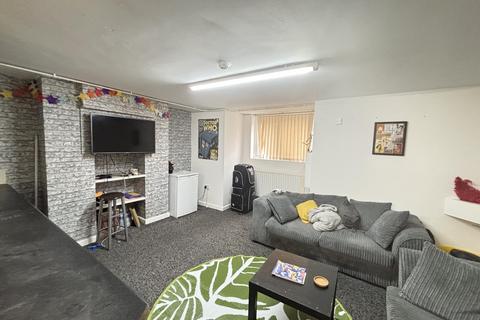 6 bedroom house to rent, Cliff Mount, Leeds