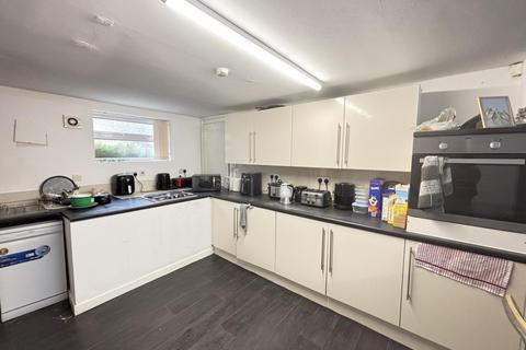 6 bedroom house to rent, Cliff Mount, Leeds