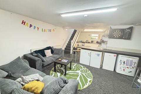 6 bedroom house to rent, Cliff Mount, Leeds