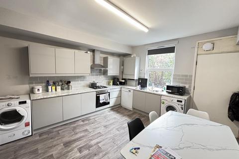 6 bedroom house to rent, Royal Park Avenue, Leeds