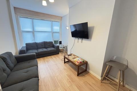 6 bedroom house to rent, Royal Park Avenue, Leeds
