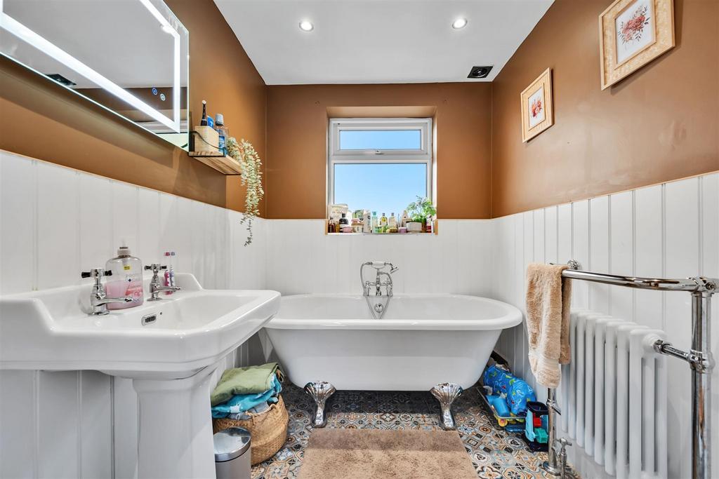Bedroom One en-suite bathroom.jpg