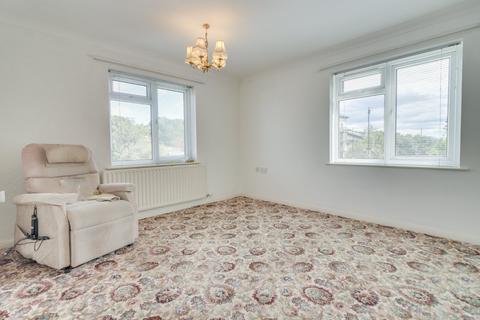 2 bedroom flat for sale, Sussex Avenue, Horsforth, Leeds, LS18