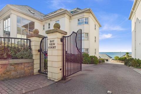 Impressive 3 Bedroom, 2 Bathroom Non Qualified Apartment