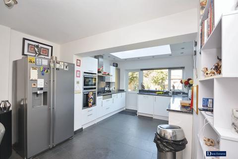 4 bedroom semi-detached house for sale, Prospect Road, Hornchurch, RM11