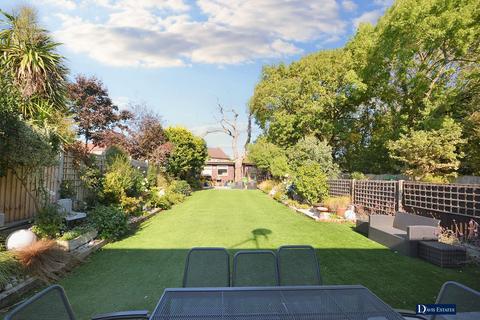 4 bedroom semi-detached house for sale, Prospect Road, Hornchurch, RM11