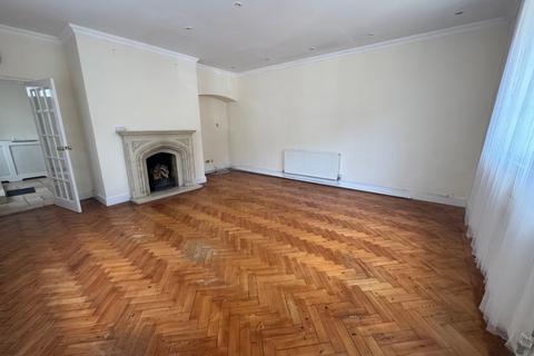 3 bedroom ground floor flat for sale, 4 Woodcock Lodge, Epping Green, Hertford, Hertfordshire SG13 8ND