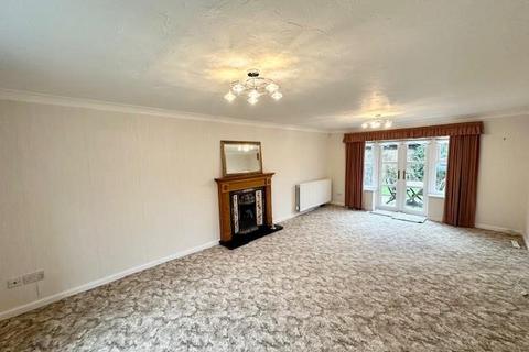4 bedroom detached house to rent, Wood End Close, Skircoat Green, Halifax