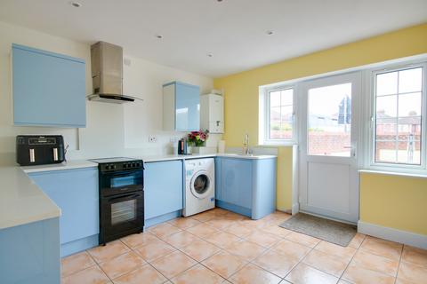 2 bedroom end of terrace house for sale, SHOLING! ALLOCATED PARKING SPACE! POPULAR LOCATION!