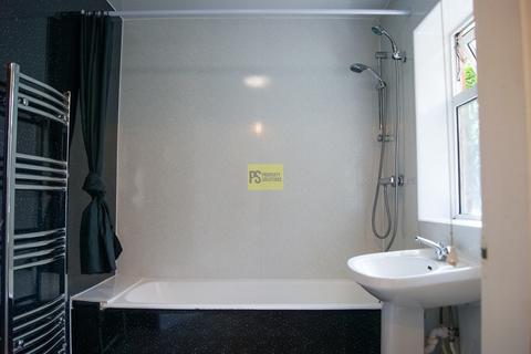 3 bedroom terraced house to rent, Milner Road, Birmingham B29