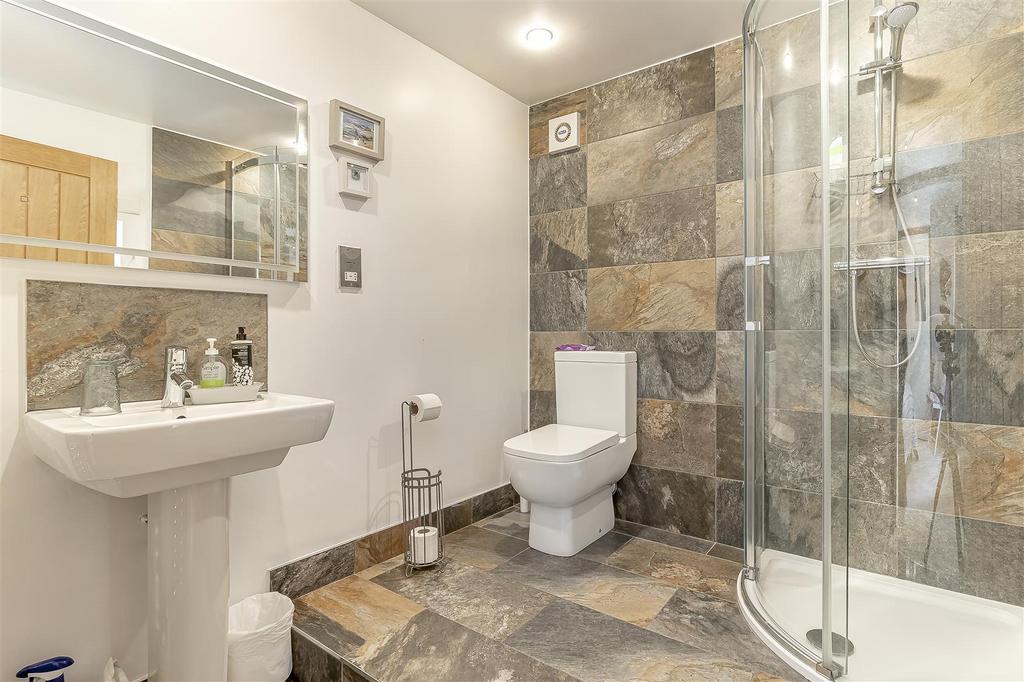 Bedroom 2 Ensuite.jpg