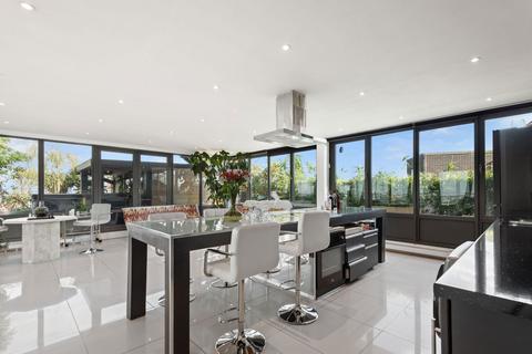 4 bedroom flat for sale, New Park Road, London SW2