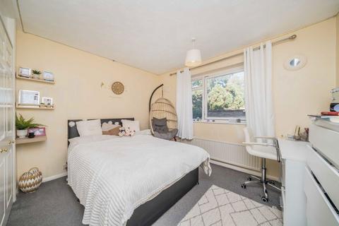 undefined, Queens Road, Kingston Upon Thames KT2