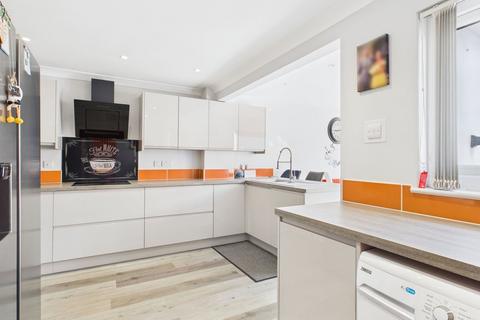 14 Chapel Close, Kehelland, Camborne, TR14 0DB