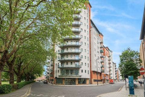 Studio to rent, Lower Canal Walk, Southampton SO14