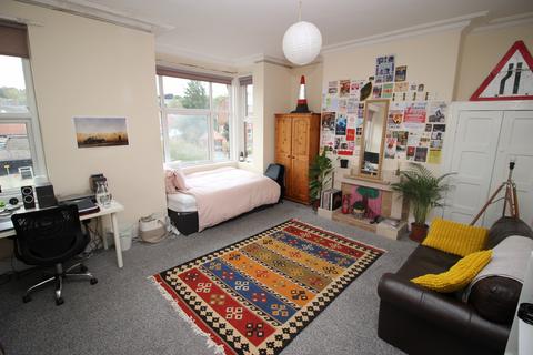 8 bedroom terraced house to rent, Brudenell Road, Leeds LS6