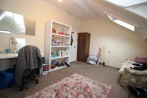8 bedroom terraced house to rent, Brudenell Road, Leeds LS6