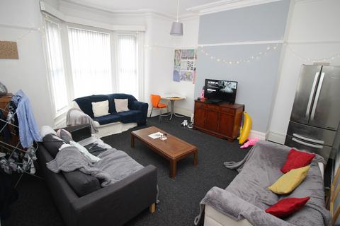 6 bedroom terraced house to rent, Regent Park Terrace, Leeds LS6