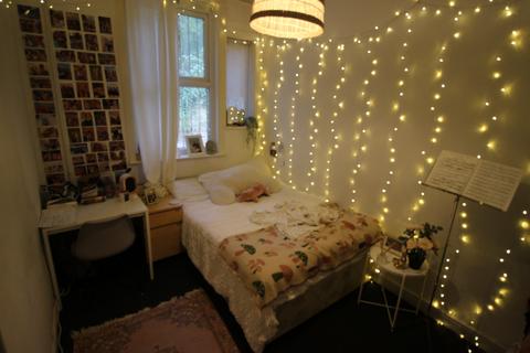 6 bedroom terraced house to rent, Regent Park Terrace, Leeds LS6