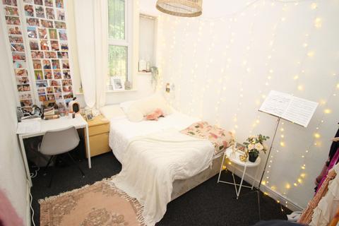 6 bedroom terraced house to rent, Regent Park Terrace, Leeds LS6