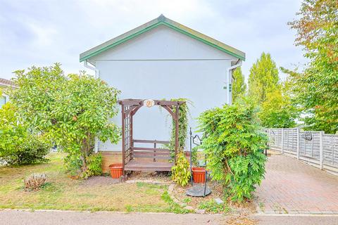 2 bedroom park home for sale, Halcyon park, Hockley SS5